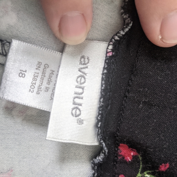 AVENUE SZ 18 BLACK FLORAL STRETCH WAIST CAPRIS - Picture 4 of 5